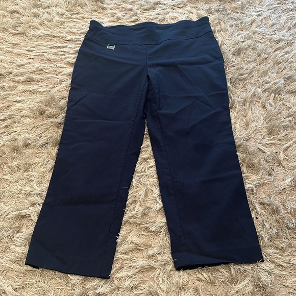 Bundle 2 pairs of Women’s Crop Pants - Picture 2 of 5